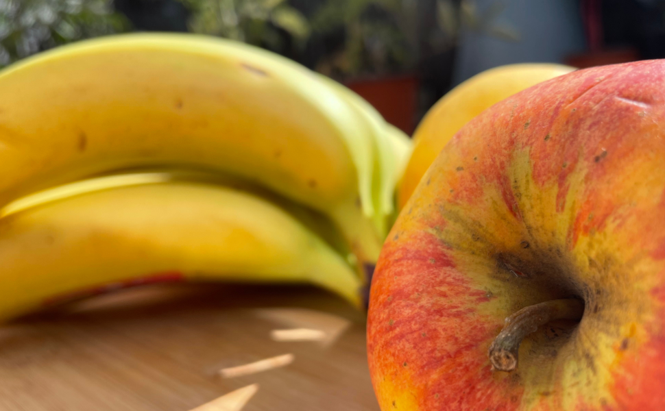 Mit Äpfeln und Bananen lässt sich Trockenobst selber machen. 